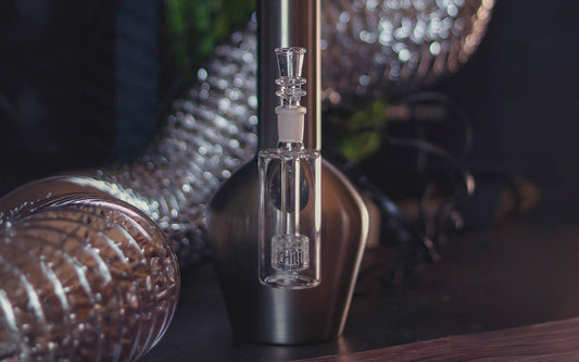 Glass bong with modern design and accessories