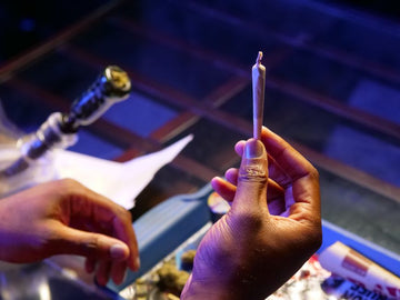 Bong vs Joint: Which Is Better for Your High?